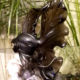 Художественная композиция из обсидиана и агата "Рыбка"